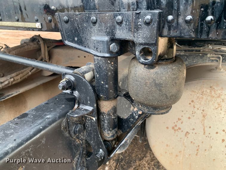 image for item LI9088 2016 Peterbilt 579  semi truck