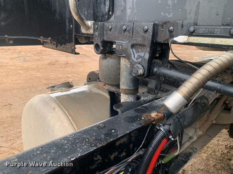 image for item LI9088 2016 Peterbilt 579  semi truck