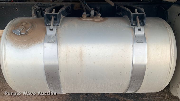 image for item LI9088 2016 Peterbilt 579  semi truck