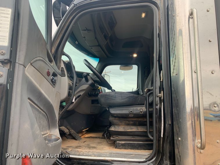 image for item LI9088 2016 Peterbilt 579  semi truck