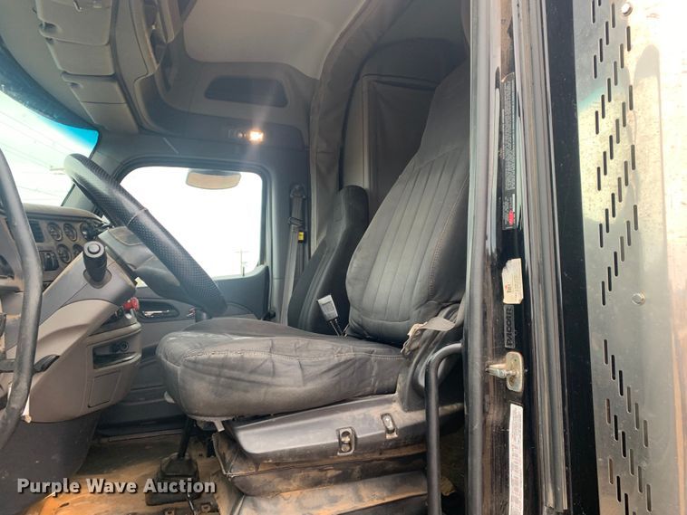 image for item LI9088 2016 Peterbilt 579  semi truck