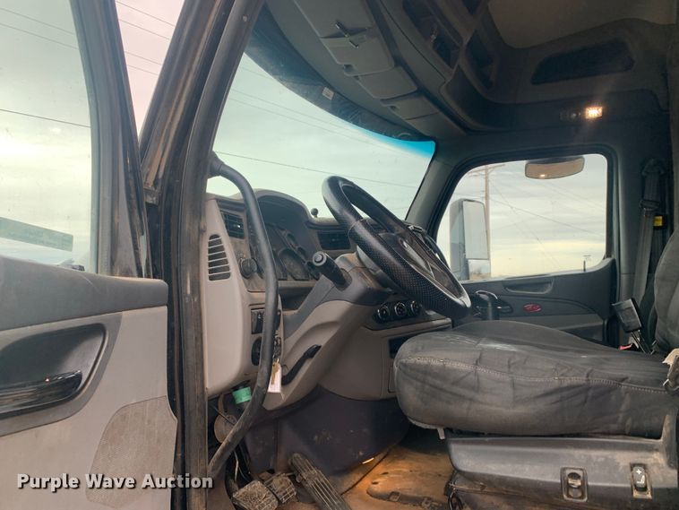 image for item LI9088 2016 Peterbilt 579  semi truck