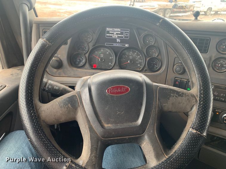 image for item LI9088 2016 Peterbilt 579  semi truck