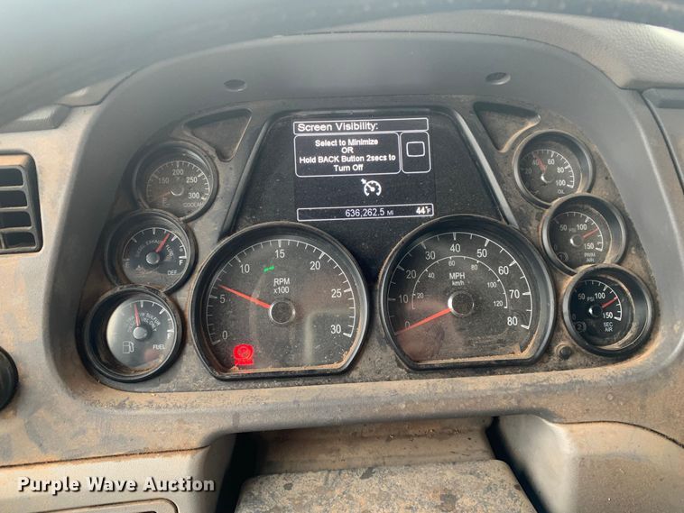 image for item LI9088 2016 Peterbilt 579  semi truck