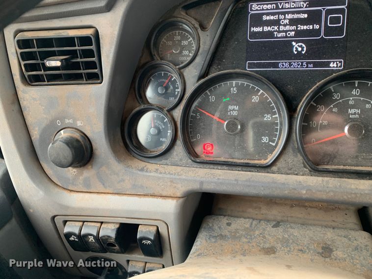 image for item LI9088 2016 Peterbilt 579  semi truck