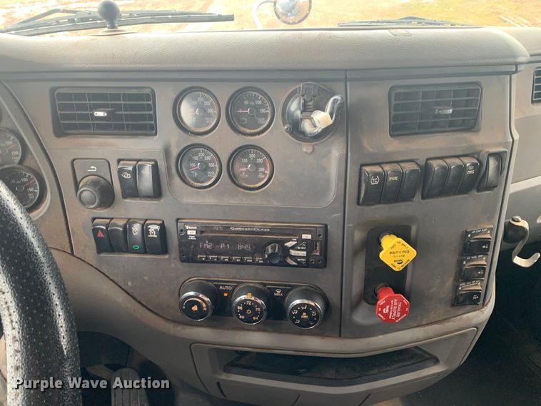 image for item LI9088 2016 Peterbilt 579  semi truck