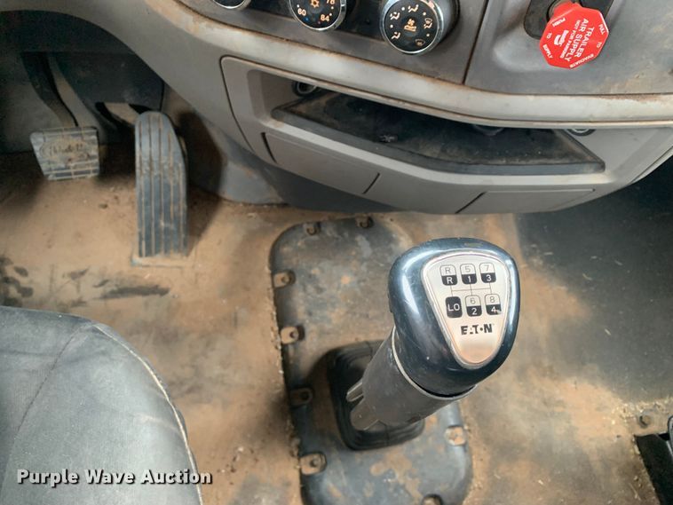 image for item LI9088 2016 Peterbilt 579  semi truck