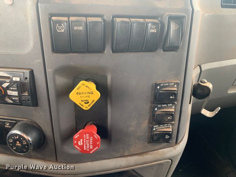 image for item LI9088 2016 Peterbilt 579  semi truck