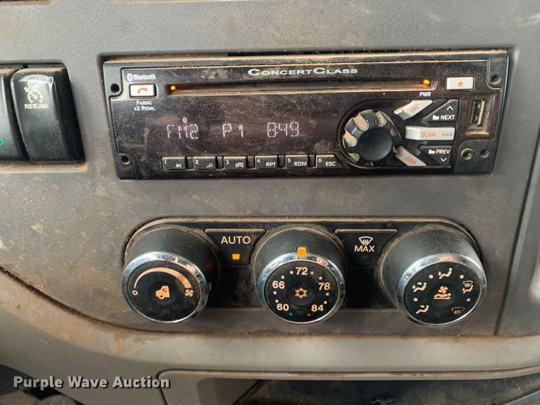 image for item LI9088 2016 Peterbilt 579  semi truck