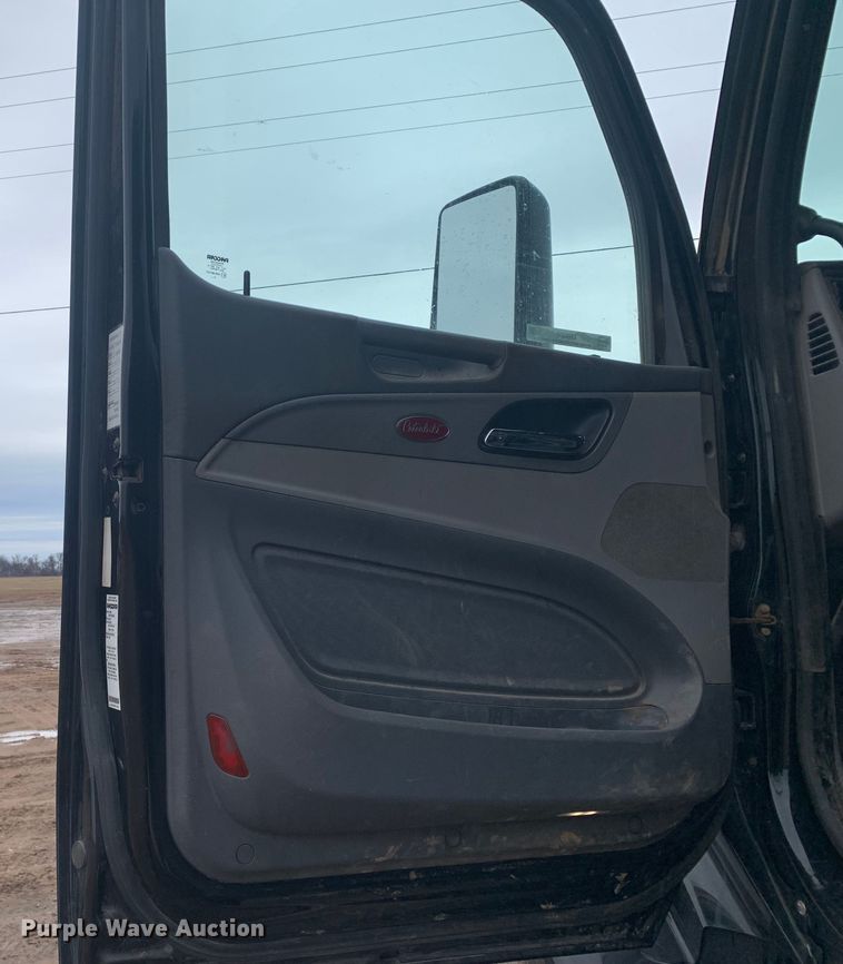 image for item LI9088 2016 Peterbilt 579  semi truck