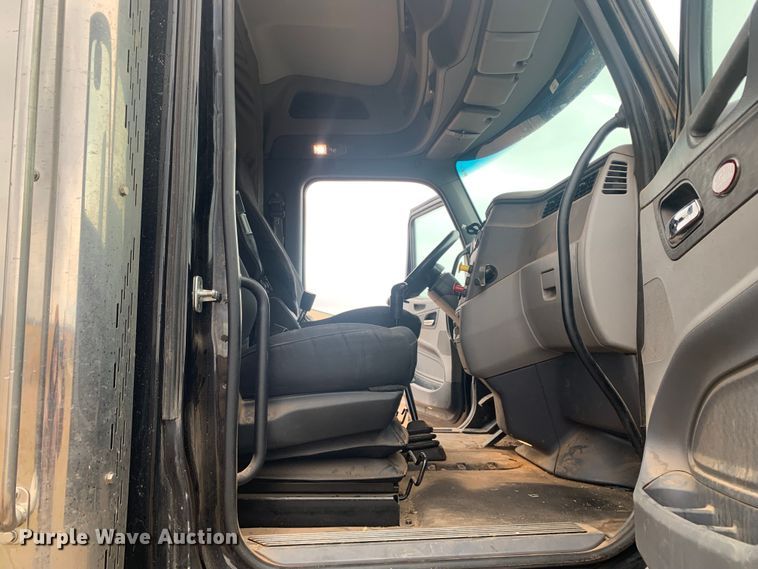 image for item LI9088 2016 Peterbilt 579  semi truck