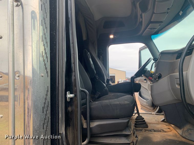 image for item LI9088 2016 Peterbilt 579  semi truck