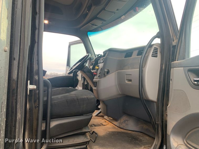 image for item LI9088 2016 Peterbilt 579  semi truck