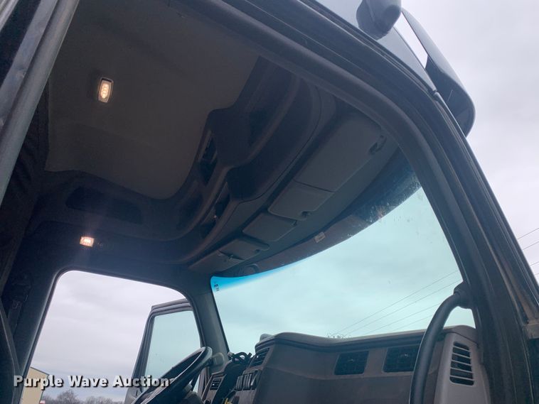 image for item LI9088 2016 Peterbilt 579  semi truck