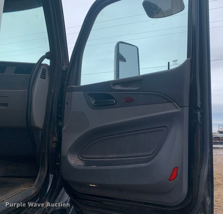 image for item LI9088 2016 Peterbilt 579  semi truck