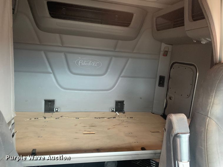 image for item LI9088 2016 Peterbilt 579  semi truck