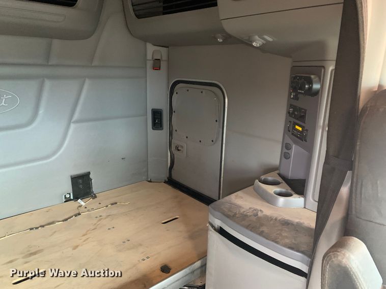 image for item LI9088 2016 Peterbilt 579  semi truck