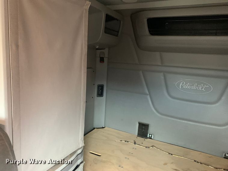 image for item LI9088 2016 Peterbilt 579  semi truck