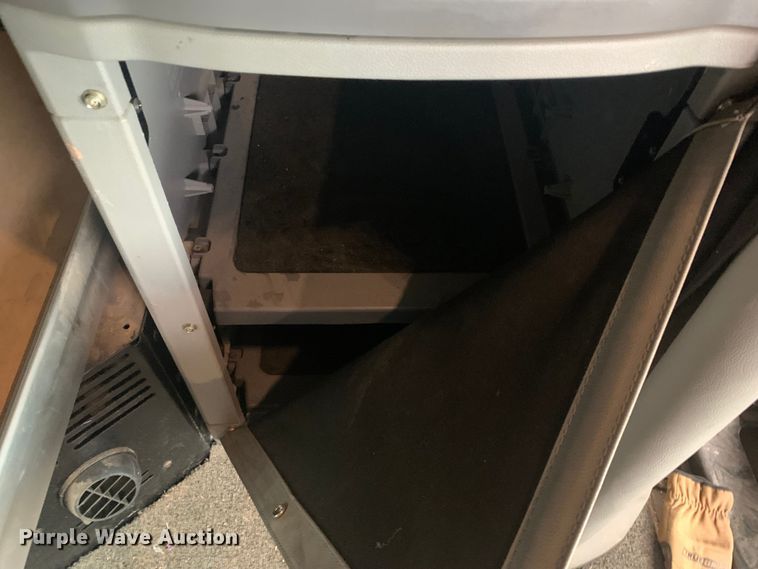 image for item LI9088 2016 Peterbilt 579  semi truck