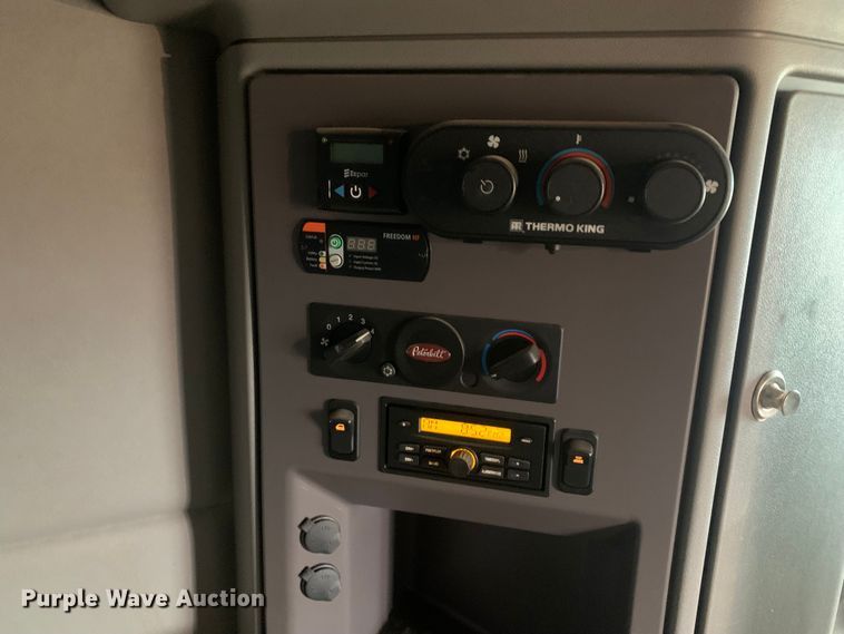 image for item LI9088 2016 Peterbilt 579  semi truck