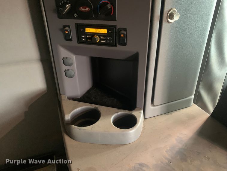 image for item LI9088 2016 Peterbilt 579  semi truck