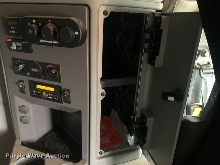 image for item LI9088 2016 Peterbilt 579  semi truck