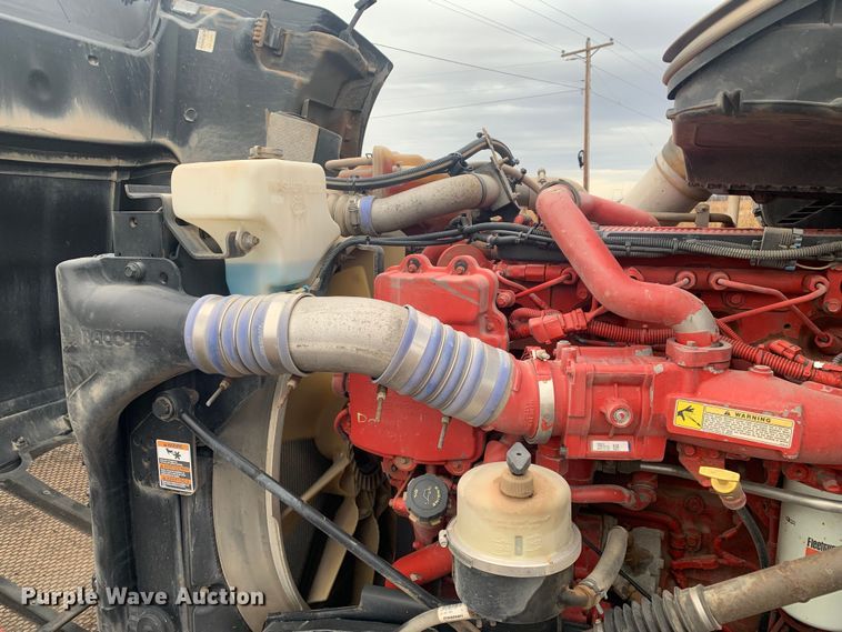 image for item LI9088 2016 Peterbilt 579  semi truck