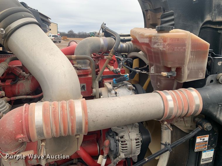 image for item LI9088 2016 Peterbilt 579  semi truck