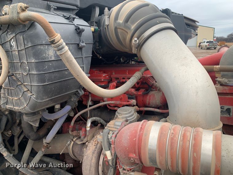 image for item LI9088 2016 Peterbilt 579  semi truck