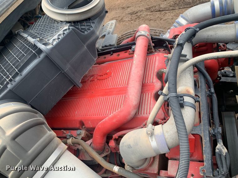 image for item LI9088 2016 Peterbilt 579  semi truck