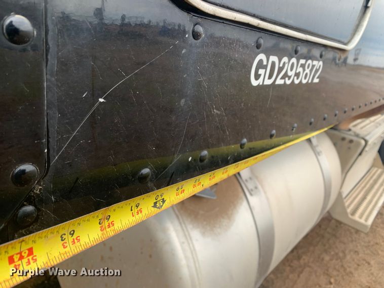 image for item LI9088 2016 Peterbilt 579  semi truck