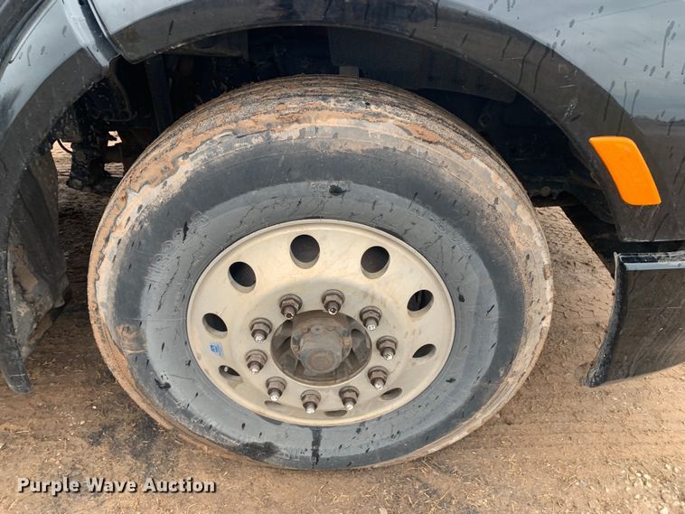 image for item LI9088 2016 Peterbilt 579  semi truck