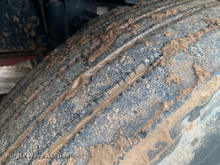 image for item LI9088 2016 Peterbilt 579  semi truck