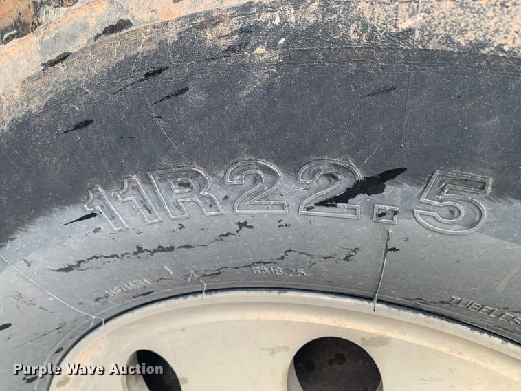 image for item LI9088 2016 Peterbilt 579  semi truck