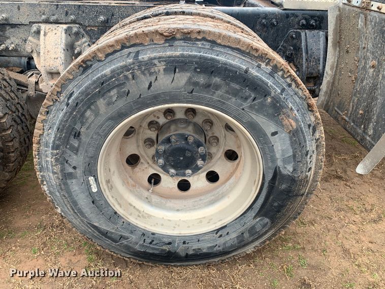 image for item LI9088 2016 Peterbilt 579  semi truck