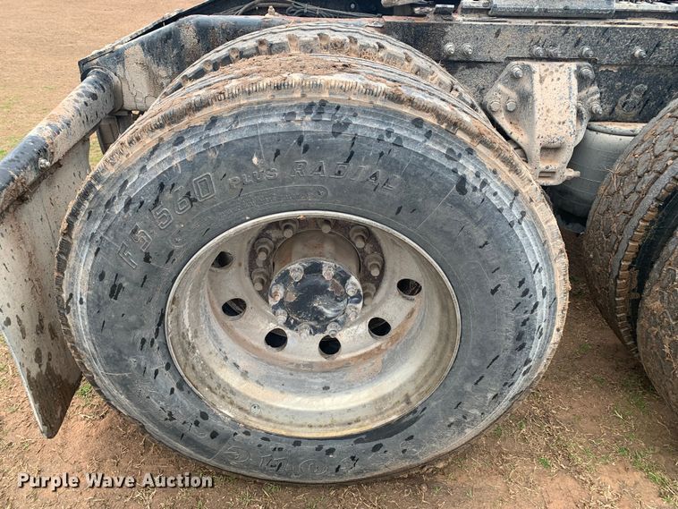 image for item LI9088 2016 Peterbilt 579  semi truck