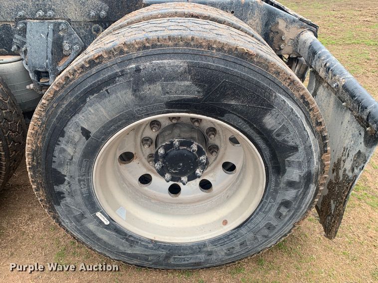 image for item LI9088 2016 Peterbilt 579  semi truck