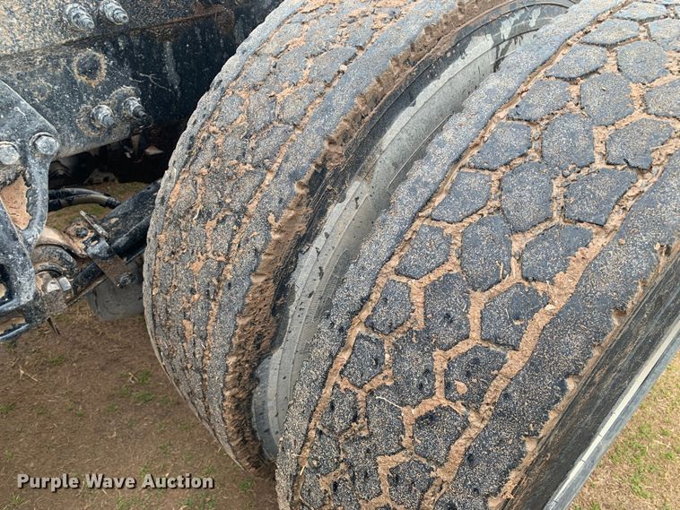 image for item LI9088 2016 Peterbilt 579  semi truck