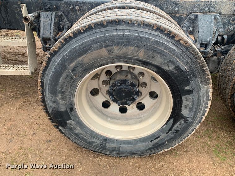 image for item LI9088 2016 Peterbilt 579  semi truck