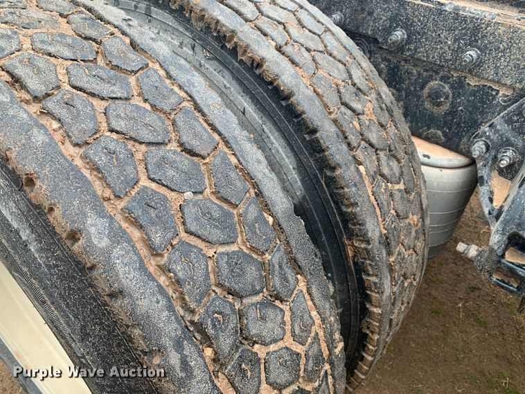 image for item LI9088 2016 Peterbilt 579  semi truck