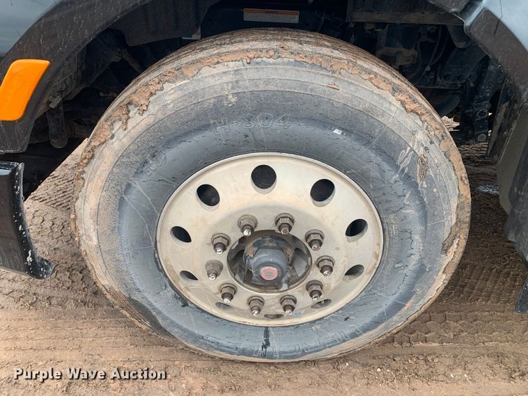 image for item LI9088 2016 Peterbilt 579  semi truck