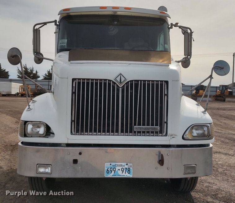 image for item LK9500 2000 International 9200i  semi truck