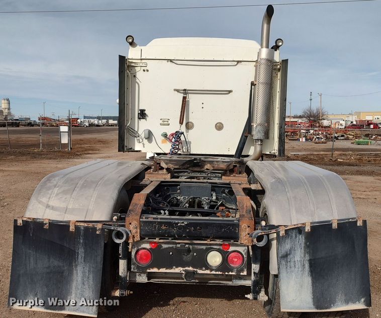 image for item LK9500 2000 International 9200i  semi truck