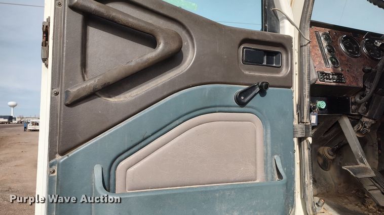 image for item LK9500 2000 International 9200i  semi truck