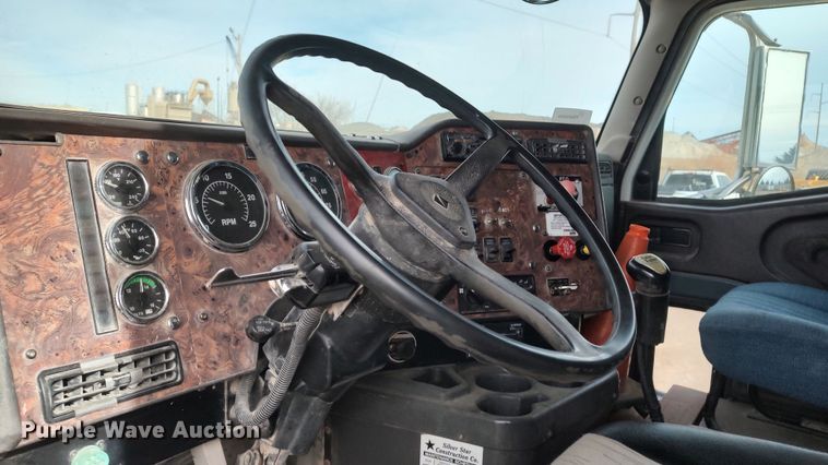 image for item LK9500 2000 International 9200i  semi truck