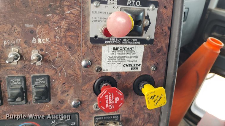 image for item LK9500 2000 International 9200i  semi truck