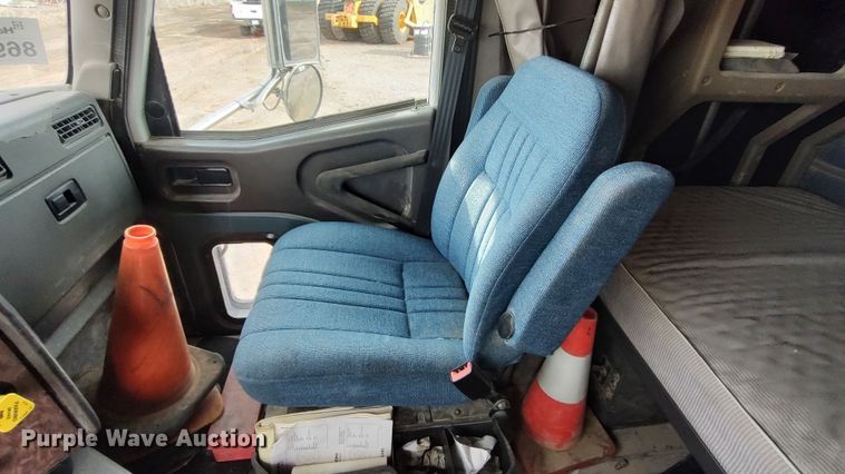 image for item LK9500 2000 International 9200i  semi truck