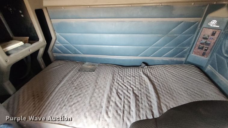 image for item LK9500 2000 International 9200i  semi truck