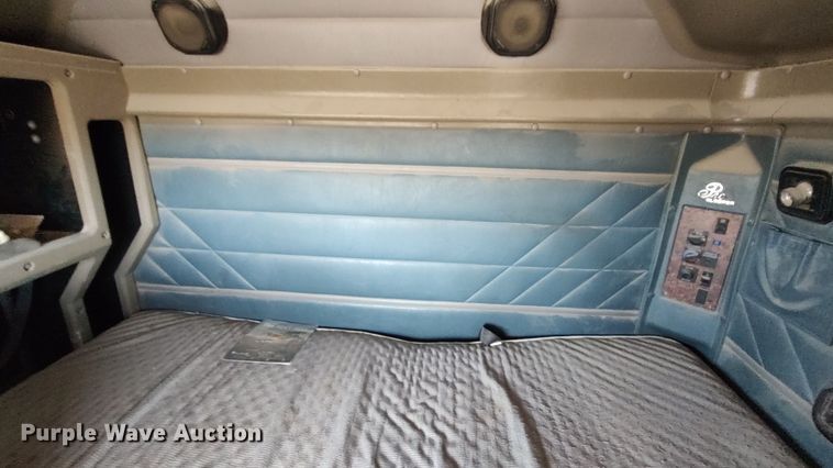 image for item LK9500 2000 International 9200i  semi truck