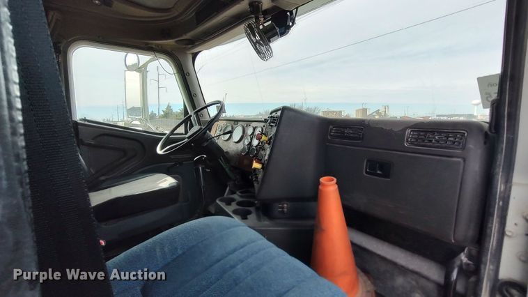 image for item LK9500 2000 International 9200i  semi truck